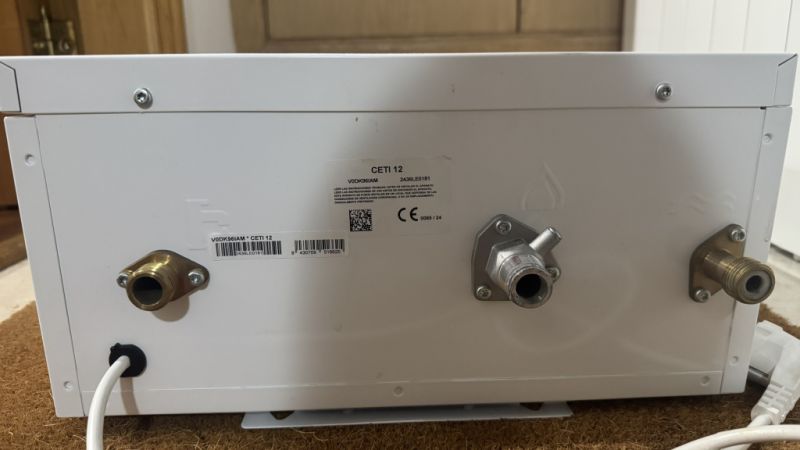 Durchlauferhitzer für Gasheizung von Cointra inkl. Abgasrohr