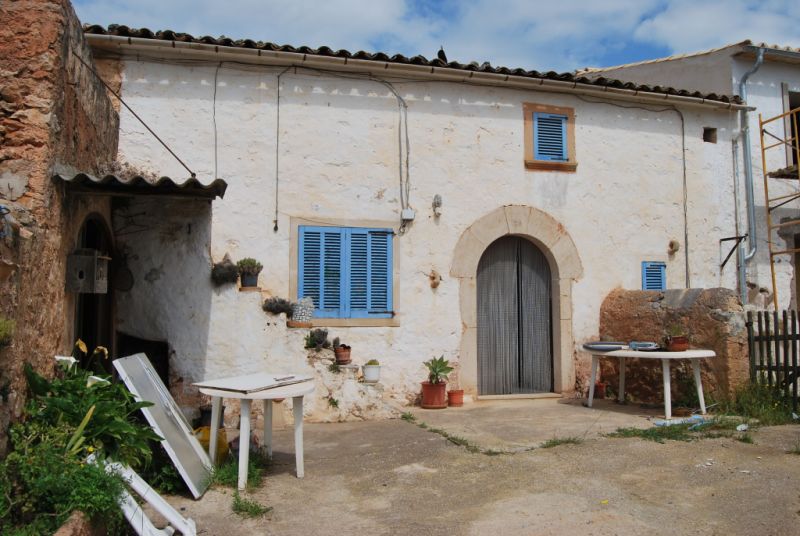 Ebenerdige Finca mit 4 SZ, unmöbliert, Pool, Kamin bei Alqueria Blanca-Santanyi ---F 55