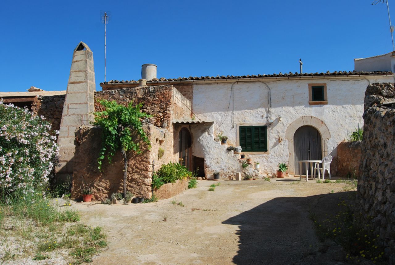 Ebenerdige Finca mit 4 SZ, unmöbliert, Pool, Kamin bei Alqueria Blanca-Santanyi ---F 55