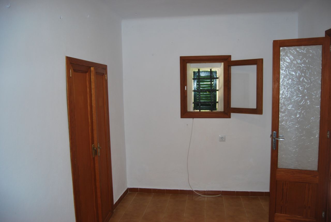 Ebenerdige Finca mit 4 SZ, unmöbliert, Pool, Kamin bei Alqueria Blanca-Santanyi ---F 55