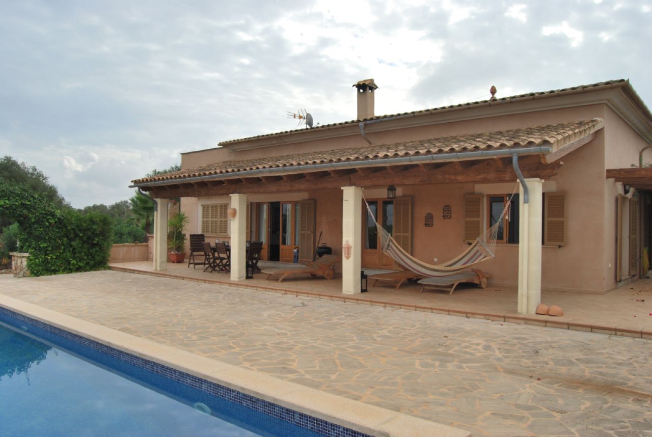 Ebenerdige Finca mit Garage, Pool und traumhaftem Ausblick - Campos - Santanyi