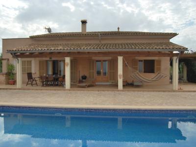 Ebenerdige Finca mit Garage, Pool und traumhaftem Ausblick - Campos - Santanyi
