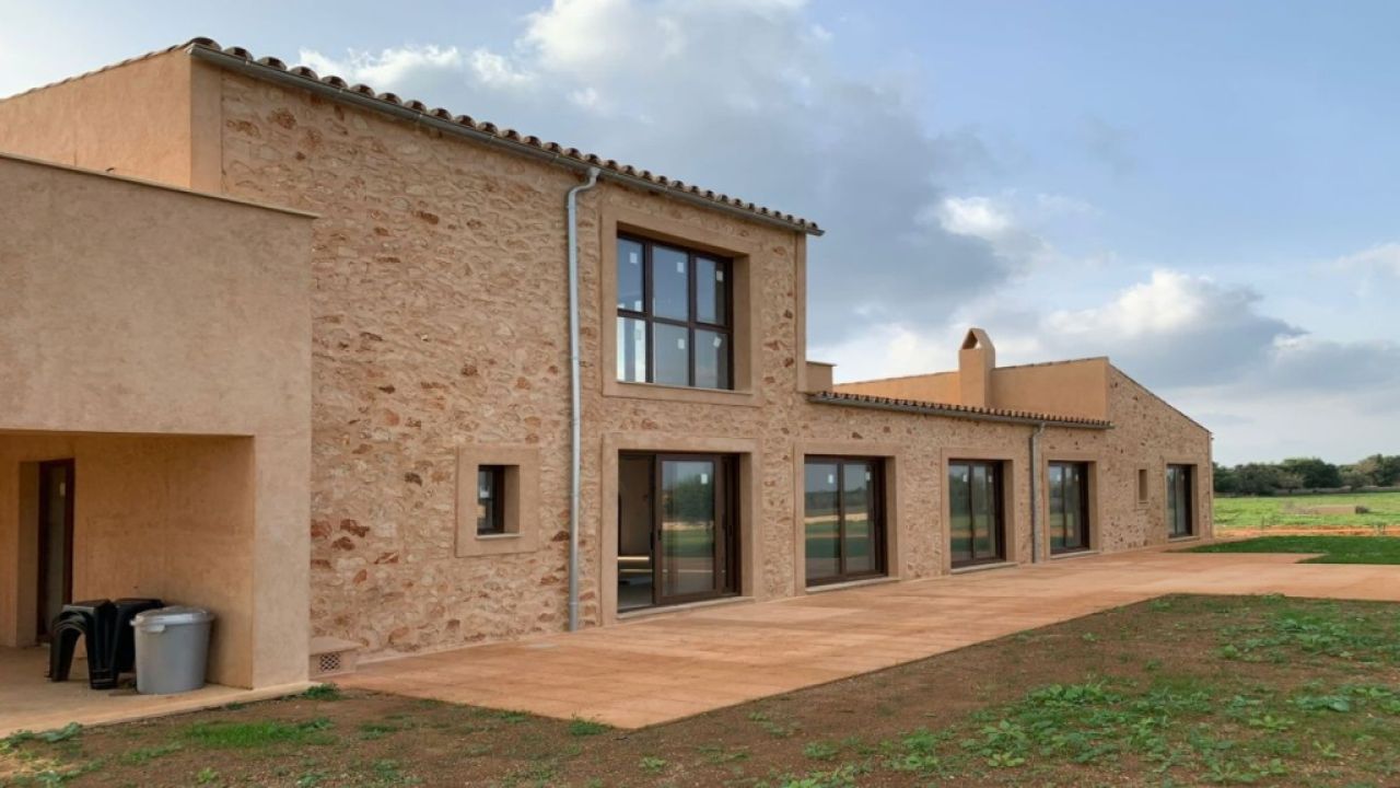 Single-level unfurnished luxury finca with all extras near Santanyi - Es Llombards --- F 150