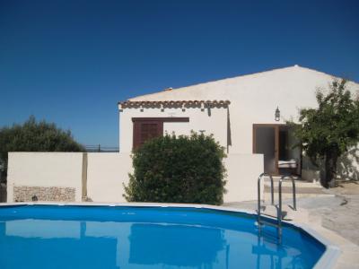 Chale a nivel del suelo con piscina, calefacción y vistas al mar cerca de Son Carrió -- CH 63