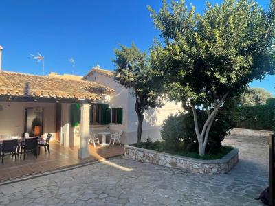 Ebenerdiges Chalet mit Garten, Terrasse und Meerblick in Cala Figuera-- CH 48