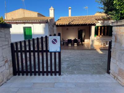 Ebenerdiges Chalet mit Garten, Terrasse und Meerblick in Cala Figuera-- CH 48