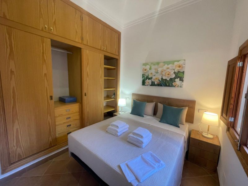 Ebenerdiges Chalet mit Garten, Terrasse und Meerblick in Cala Figuera-- CH 48