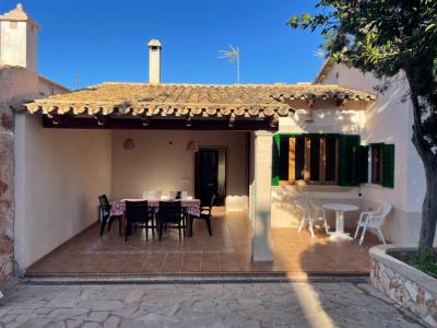Ebenerdiges Chalet mit Garten, Terrasse und Meerblick in Cala Figuera-- CH 48