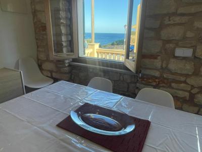 Ebenerdiges Chalet mit Garten, Terrasse und Meerblick in Cala Figuera-- CH 48