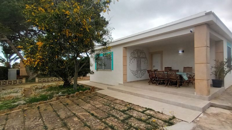 Chalet moderno y de una sola planta con 5 habitaciones en Cala Llombards -- CH 20