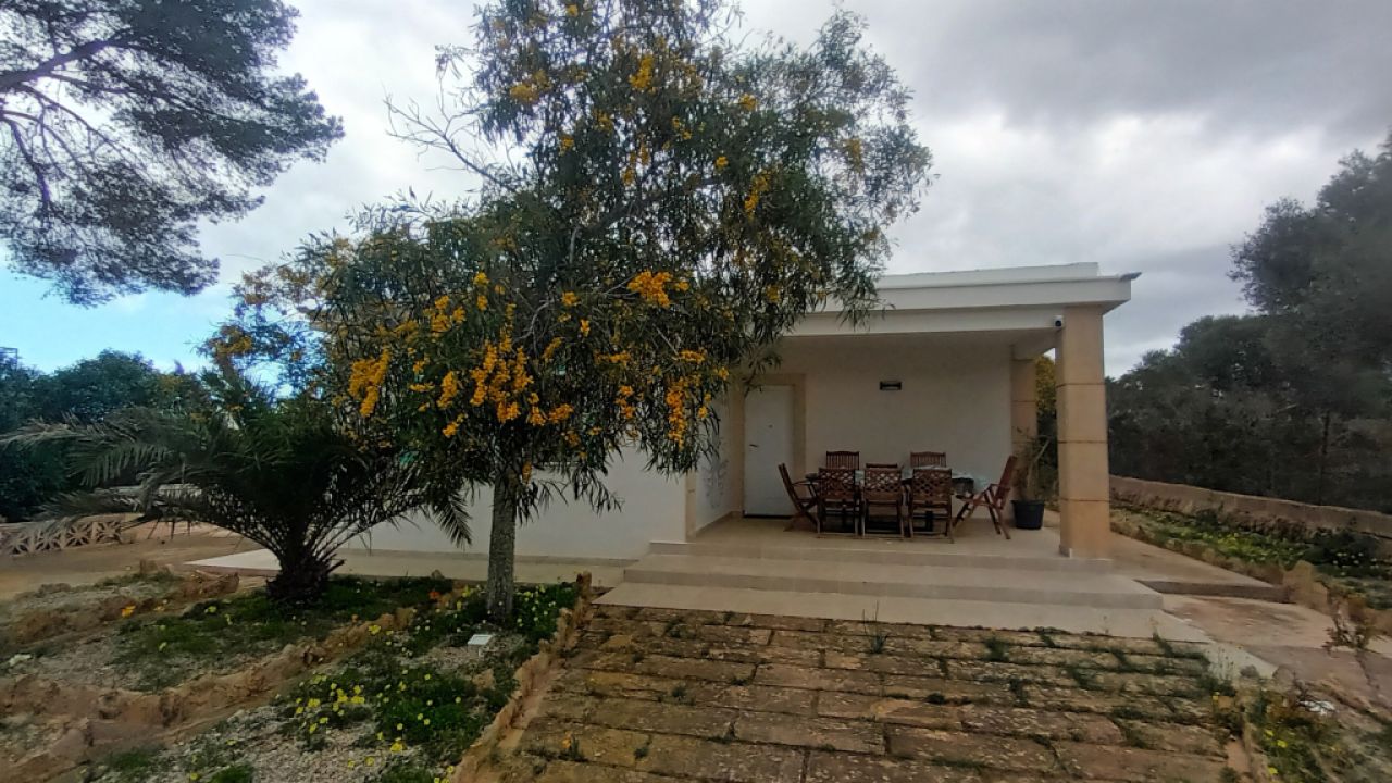 Chalet moderno y de una sola planta con 5 habitaciones en Cala Llombards -- CH 20