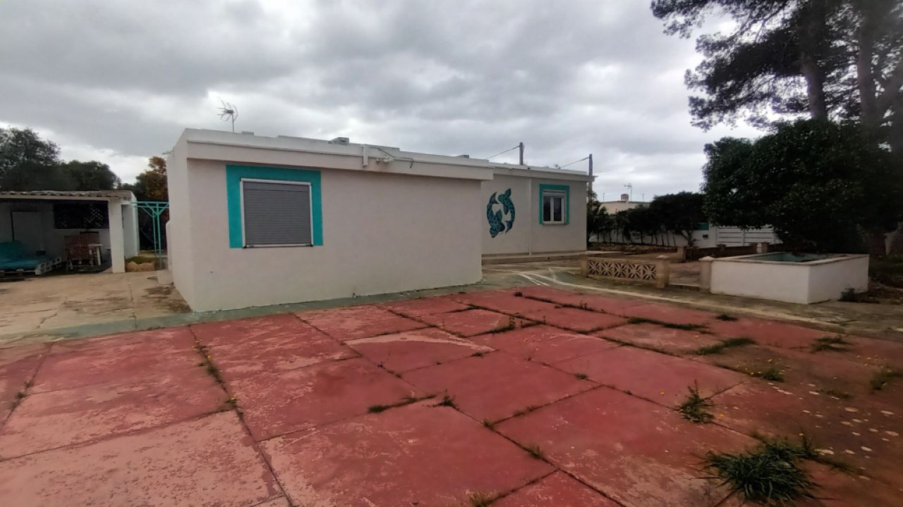 Chalet moderno y de una sola planta con 5 habitaciones en Cala Llombards -- CH 20