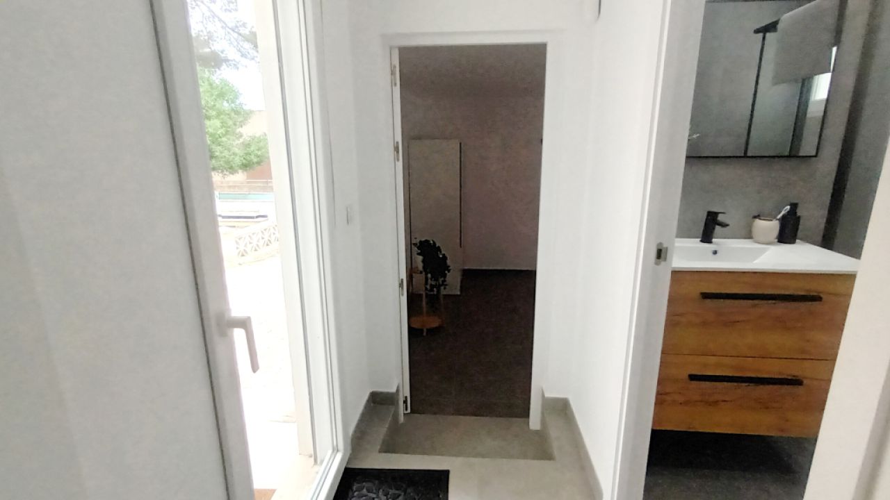 Chalet moderno y de una sola planta con 5 habitaciones en Cala Llombards -- CH 20