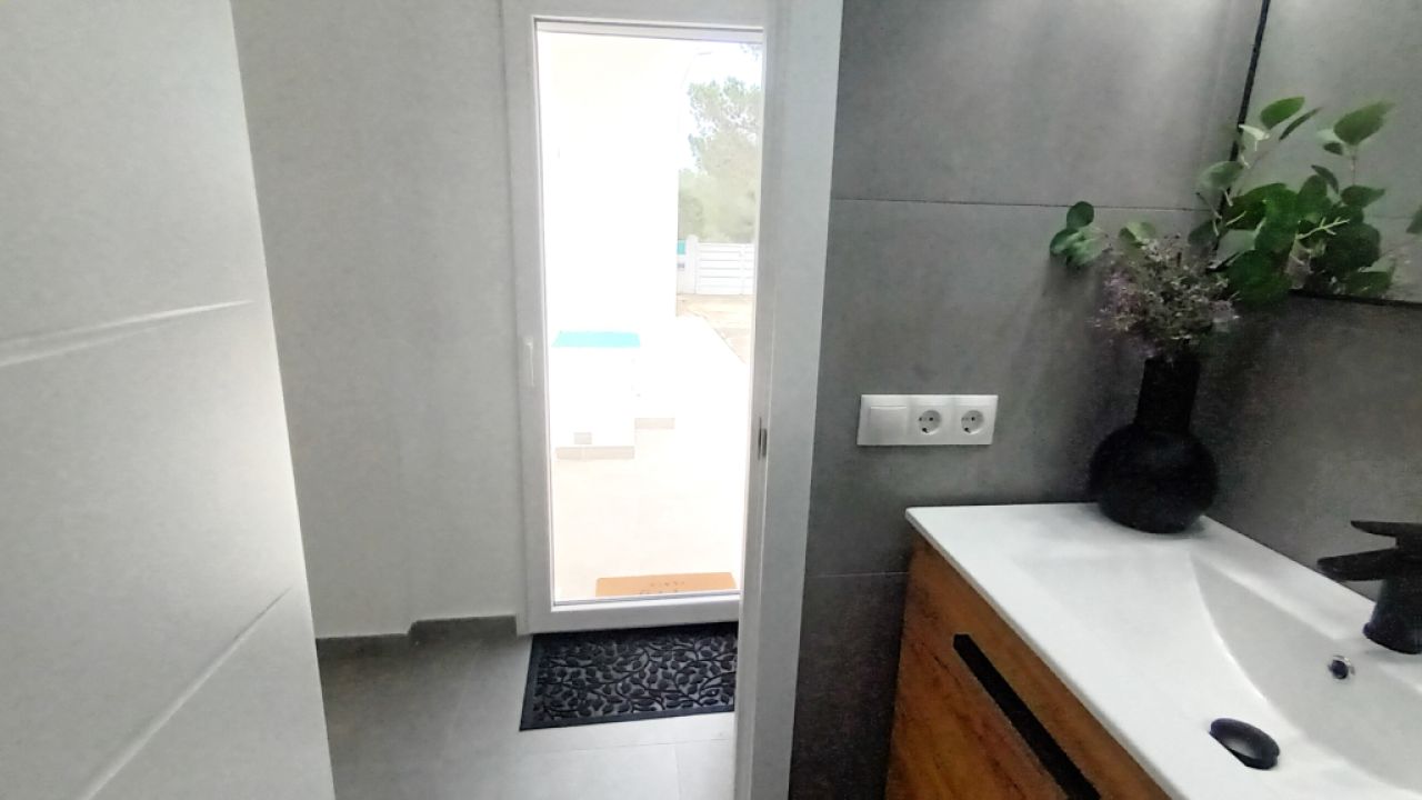 Chalet moderno y de una sola planta con 5 habitaciones en Cala Llombards -- CH 20