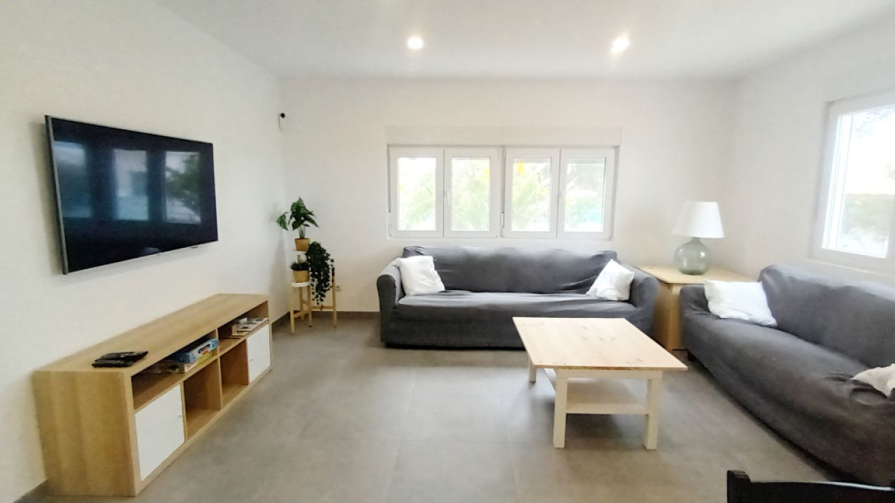 Chalet moderno y de una sola planta con 5 habitaciones en Cala Llombards -- CH 20