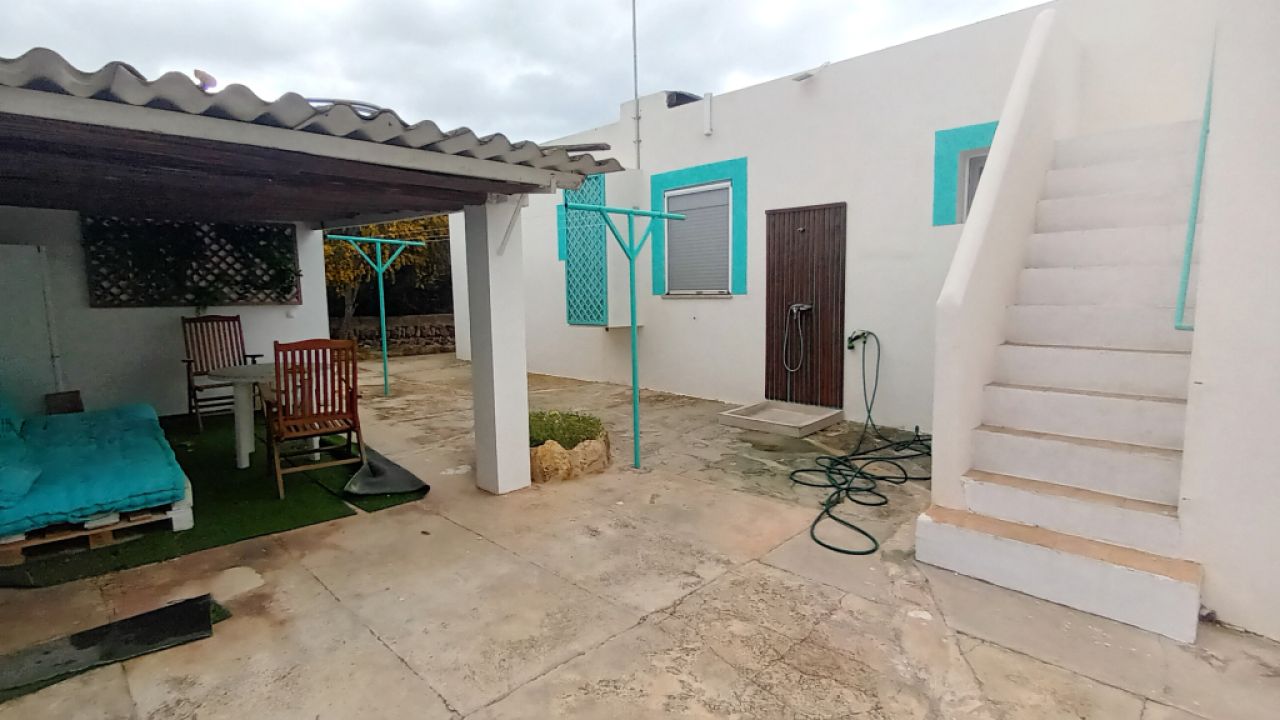 Chalet moderno y de una sola planta con 5 habitaciones en Cala Llombards -- CH 20