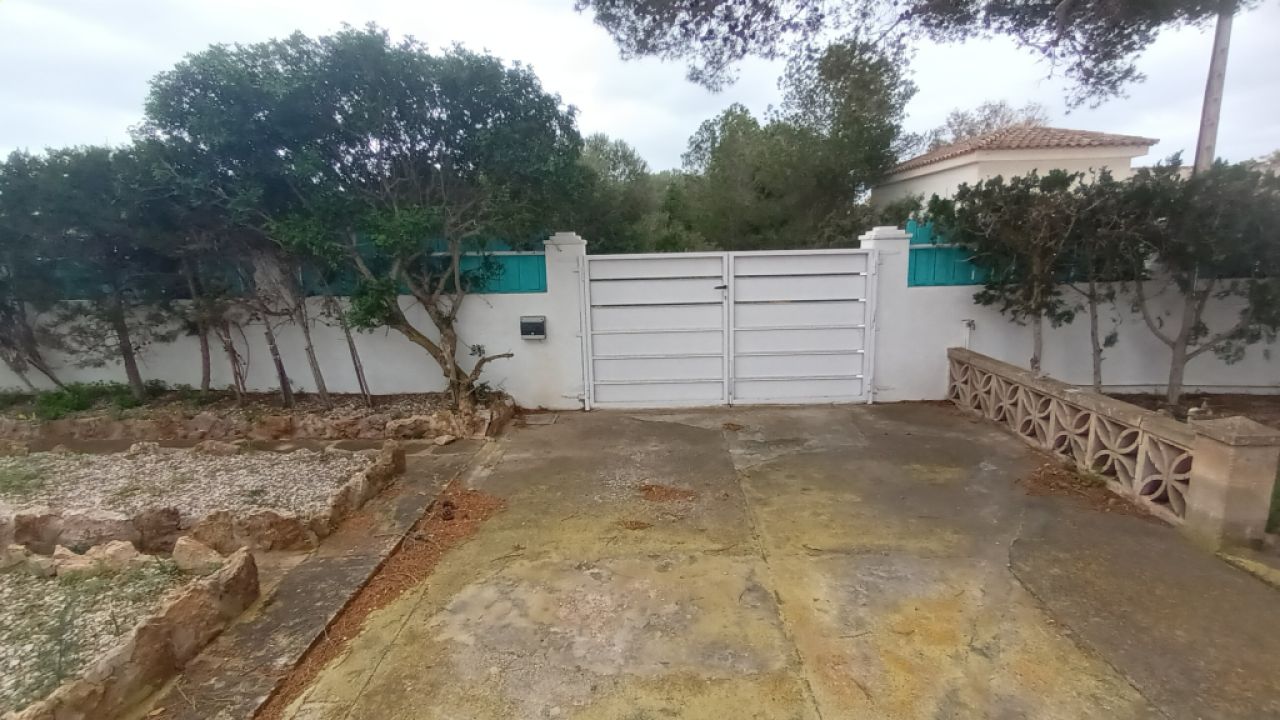 Chalet moderno y de una sola planta con 5 habitaciones en Cala Llombards -- CH 20