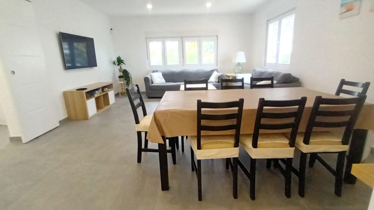 Chalet moderno y de una sola planta con 5 habitaciones en Cala Llombards -- CH 20