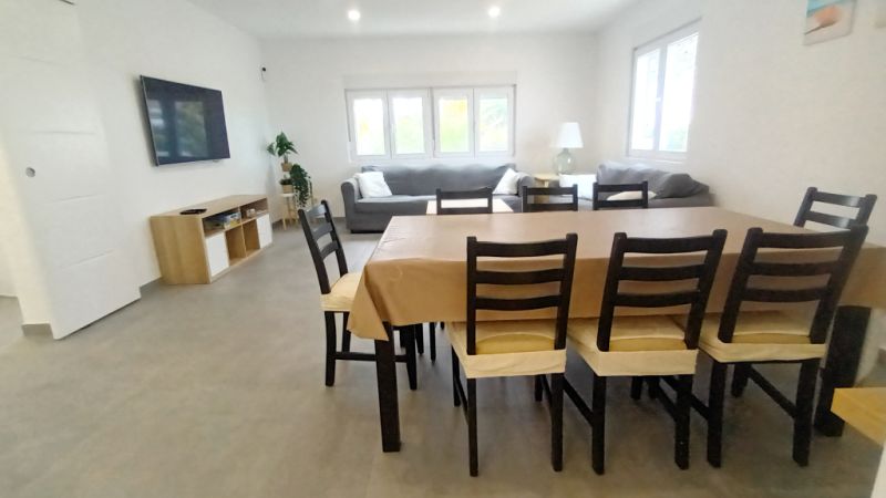 Chalet moderno y de una sola planta con 5 habitaciones en Cala Llombards -- CH 20