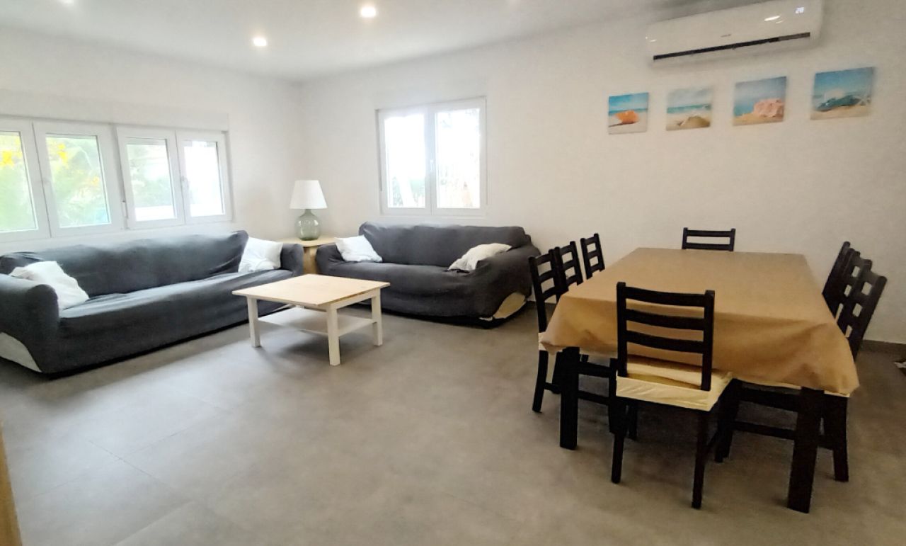 Chalet moderno y de una sola planta con 5 habitaciones en Cala Llombards -- CH 20