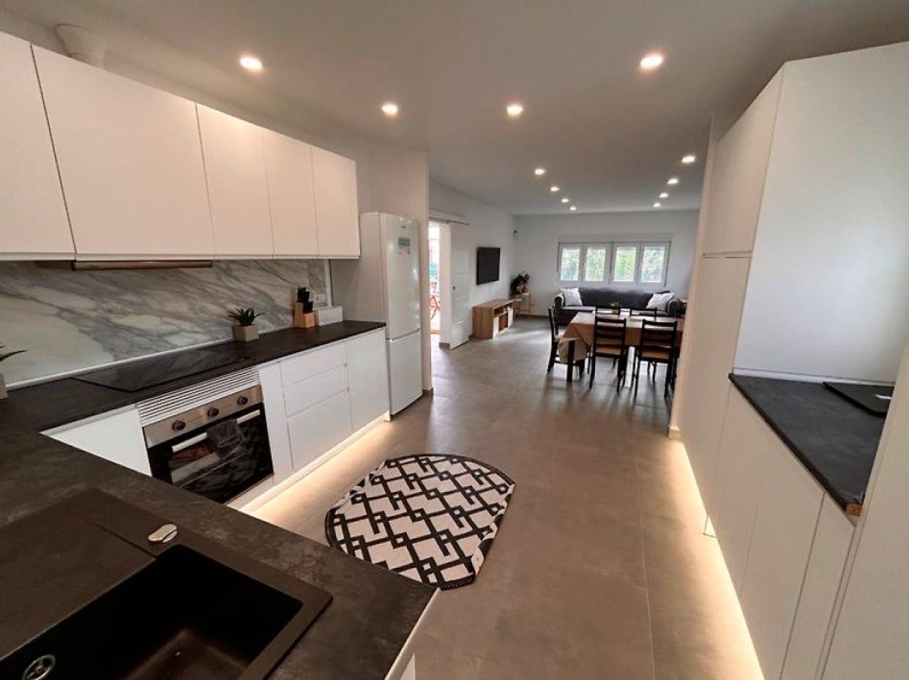 Chalet moderno y de una sola planta con 5 habitaciones en Cala Llombards -- CH 20