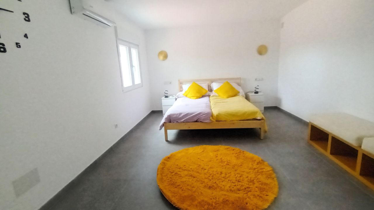 Chalet moderno y de una sola planta con 5 habitaciones en Cala Llombards -- CH 20