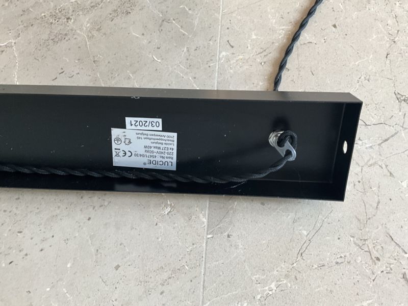 Una lámpara colgante y una lámpara de techo para regalar