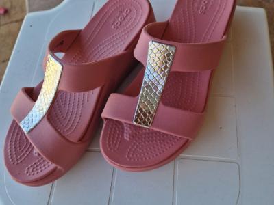 Elegante Crocs, nagelneu Gr. W9