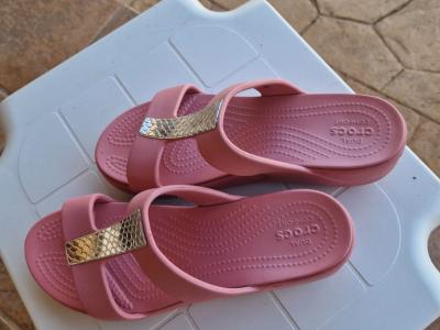 Elegante Crocs, nagelneu Gr. W9