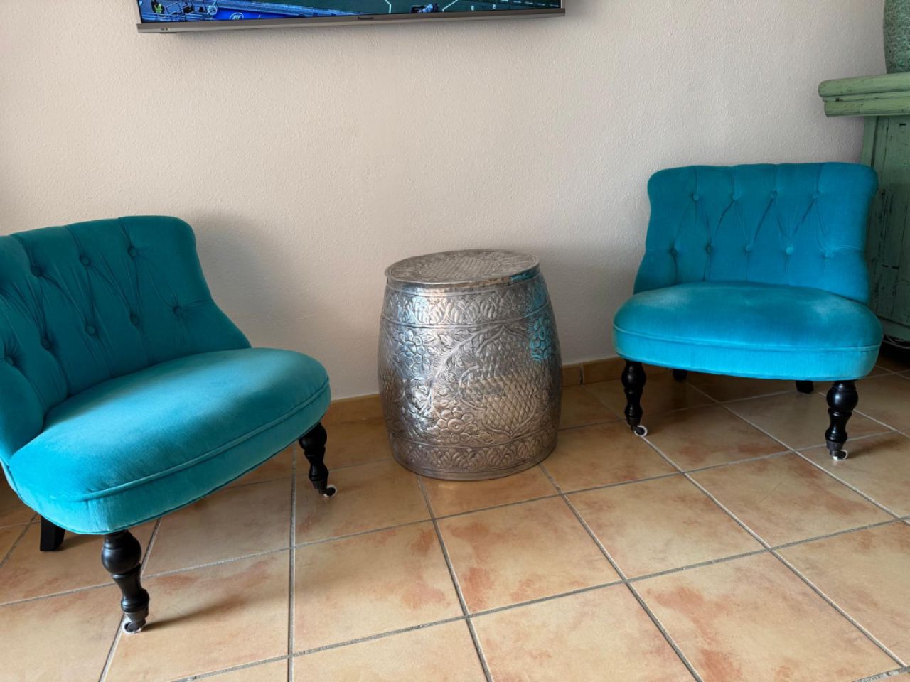 Elegantes sillones lounge con mesa de metal oriental