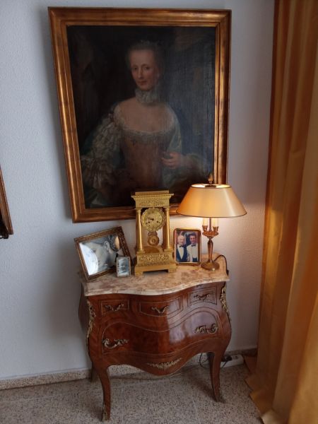 Elegante Rokoko-Kommode – Ein Meisterwerk der Handwerkskunst.