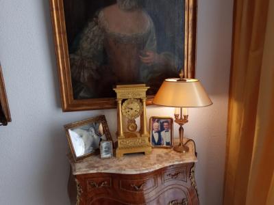 Elegante Rokoko-Kommode – Ein Meisterwerk der Handwerkskunst.