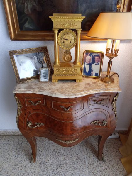 Elegante Rokoko-Kommode – Ein Meisterwerk der Handwerkskunst.