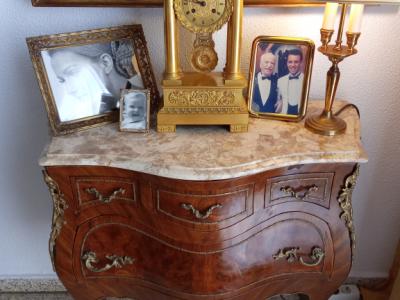 Elegante Rokoko-Kommode – Ein Meisterwerk der Handwerkskunst.