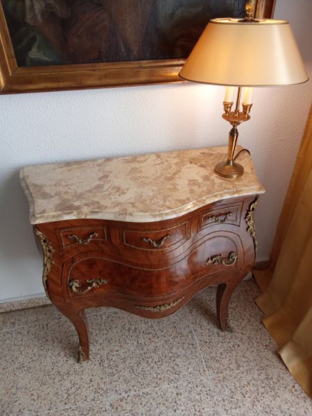 Elegante Rokoko-Kommode – Ein Meisterwerk der Handwerkskunst.