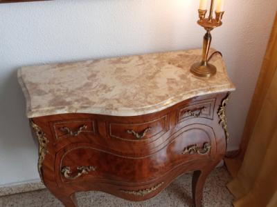 Elegante Rokoko-Kommode – Ein Meisterwerk der Handwerkskunst.