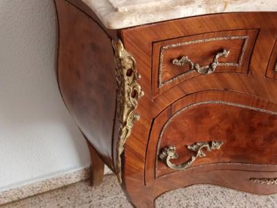 Elegante Rokoko-Kommode – Ein Meisterwerk der Handwerkskunst.