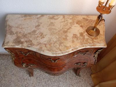 Elegante Rokoko-Kommode – Ein Meisterwerk der Handwerkskunst.