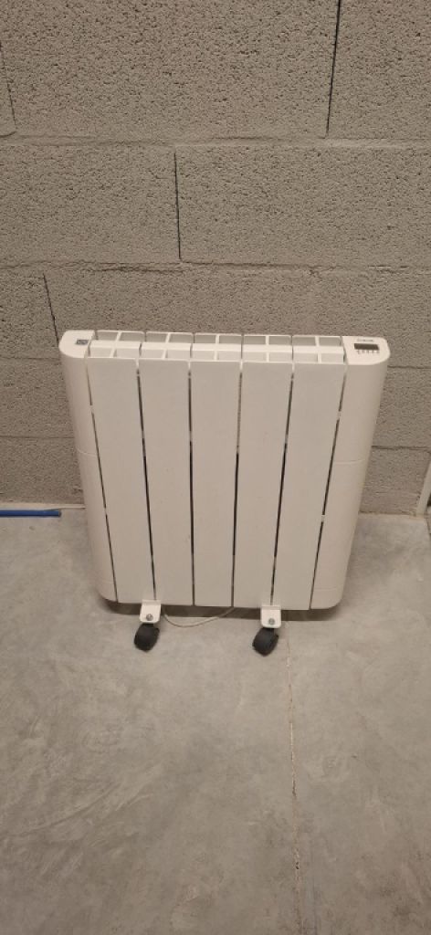 Radiador eléctrico de aceite HJM 750W – móvil con ruedas – totalmente funcional