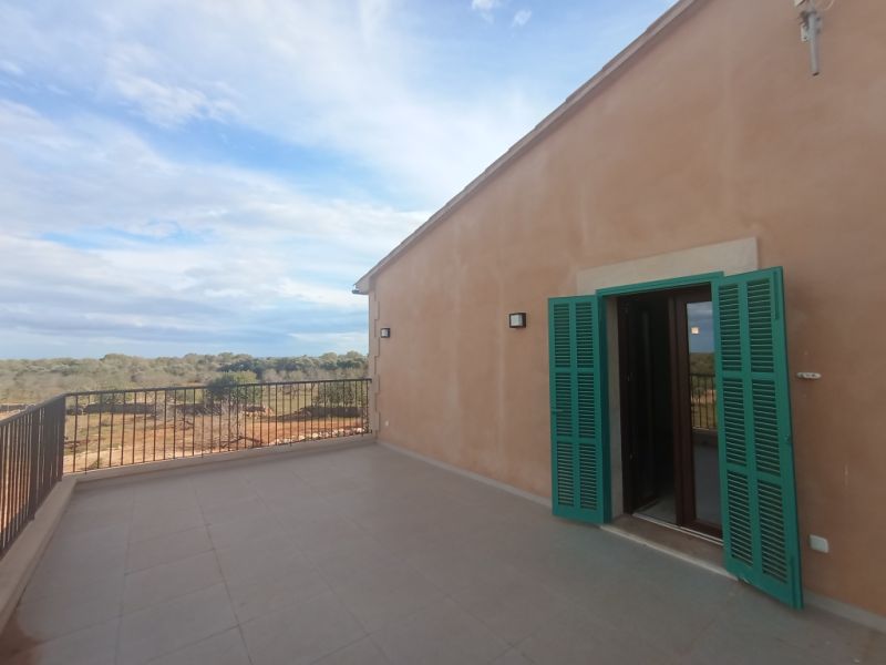 Enorm grosse Neubaufinca mit Aerothermikfussbodenheizung und Teilmeerblick bei S Horta -- F 72 CM