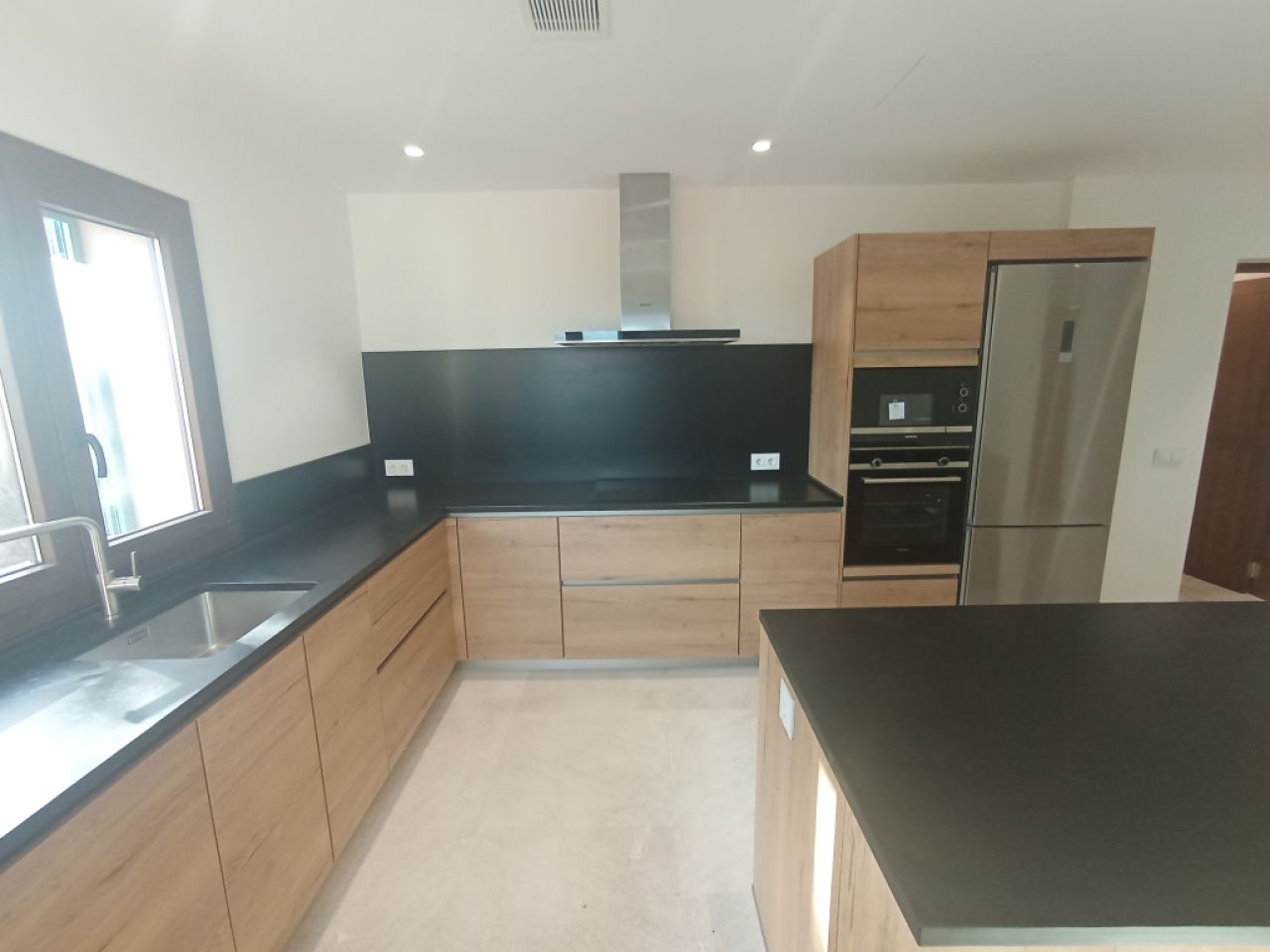 Enorm grosse Neubaufinca mit Aerothermikfussbodenheizung und Teilmeerblick bei S Horta -- F 72 CM