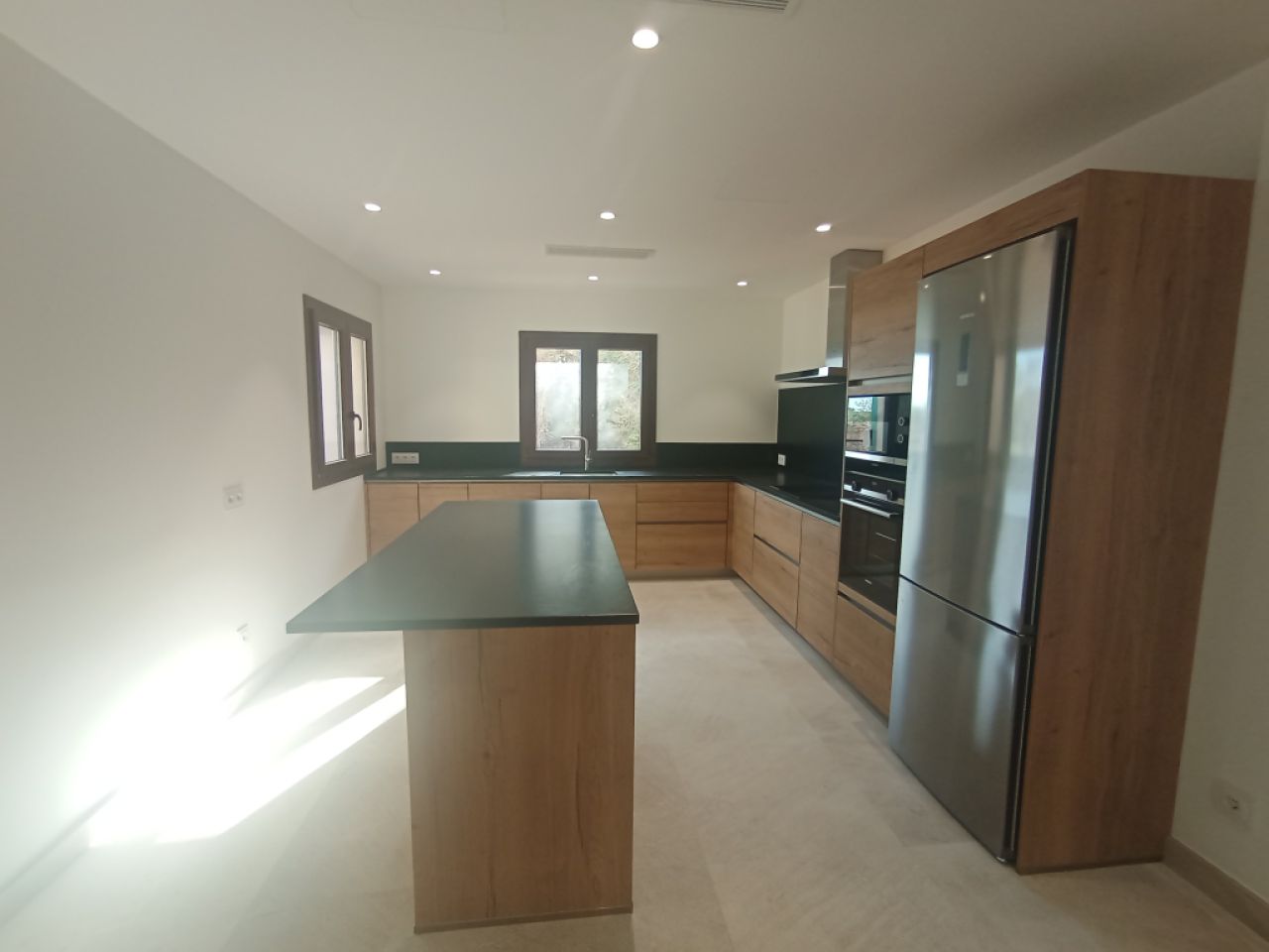 Enorm grosse Neubaufinca mit Aerothermikfussbodenheizung und Teilmeerblick bei S Horta -- F 72 CM