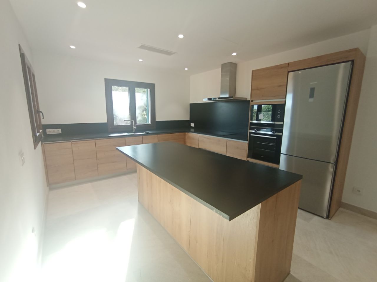 Enorm grosse Neubaufinca mit Aerothermikfussbodenheizung und Teilmeerblick bei S Horta -- F 72 CM