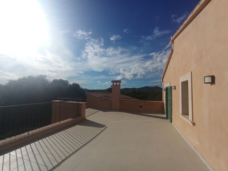 Enorm grosse Neubaufinca mit Aerothermikfussbodenheizung und Teilmeerblick bei S Horta -- F 72 CM