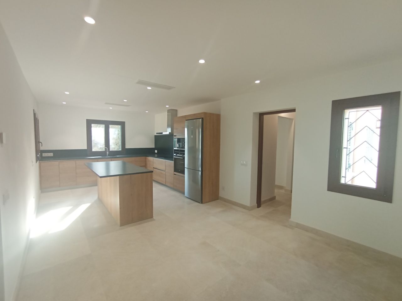 Enorm grosse Neubaufinca mit Aerothermikfussbodenheizung und Teilmeerblick bei S Horta -- F 72 CM