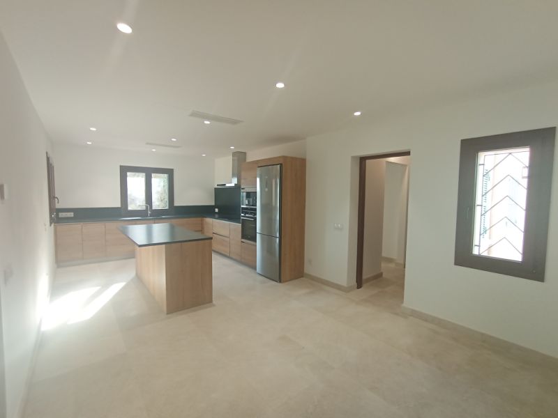 Enorm grosse Neubaufinca mit Aerothermikfussbodenheizung und Teilmeerblick bei S Horta -- F 72 CM