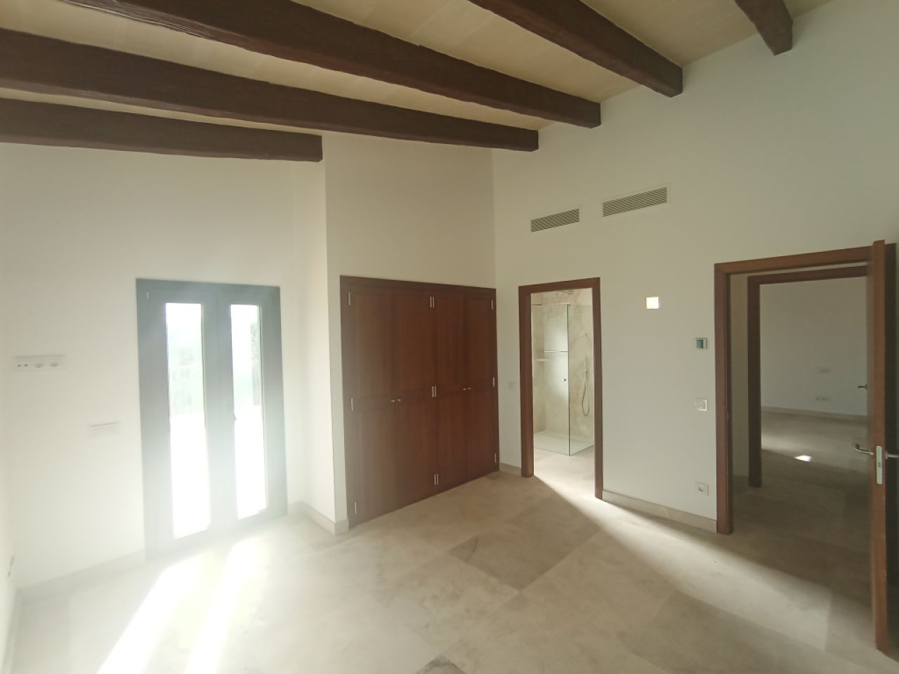 Enorm grosse Neubaufinca mit Aerothermikfussbodenheizung und Teilmeerblick bei S Horta -- F 72 CM