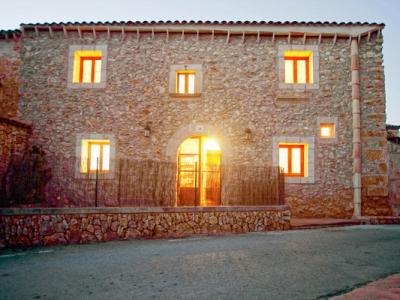 Enorme casa de pueblo con piscina y patio junto a Campos en una agrupación de viviendas - DH 24