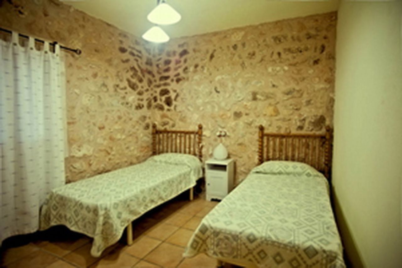 Enorme casa de pueblo con piscina y patio junto a Campos en una agrupación de viviendas - DH 24