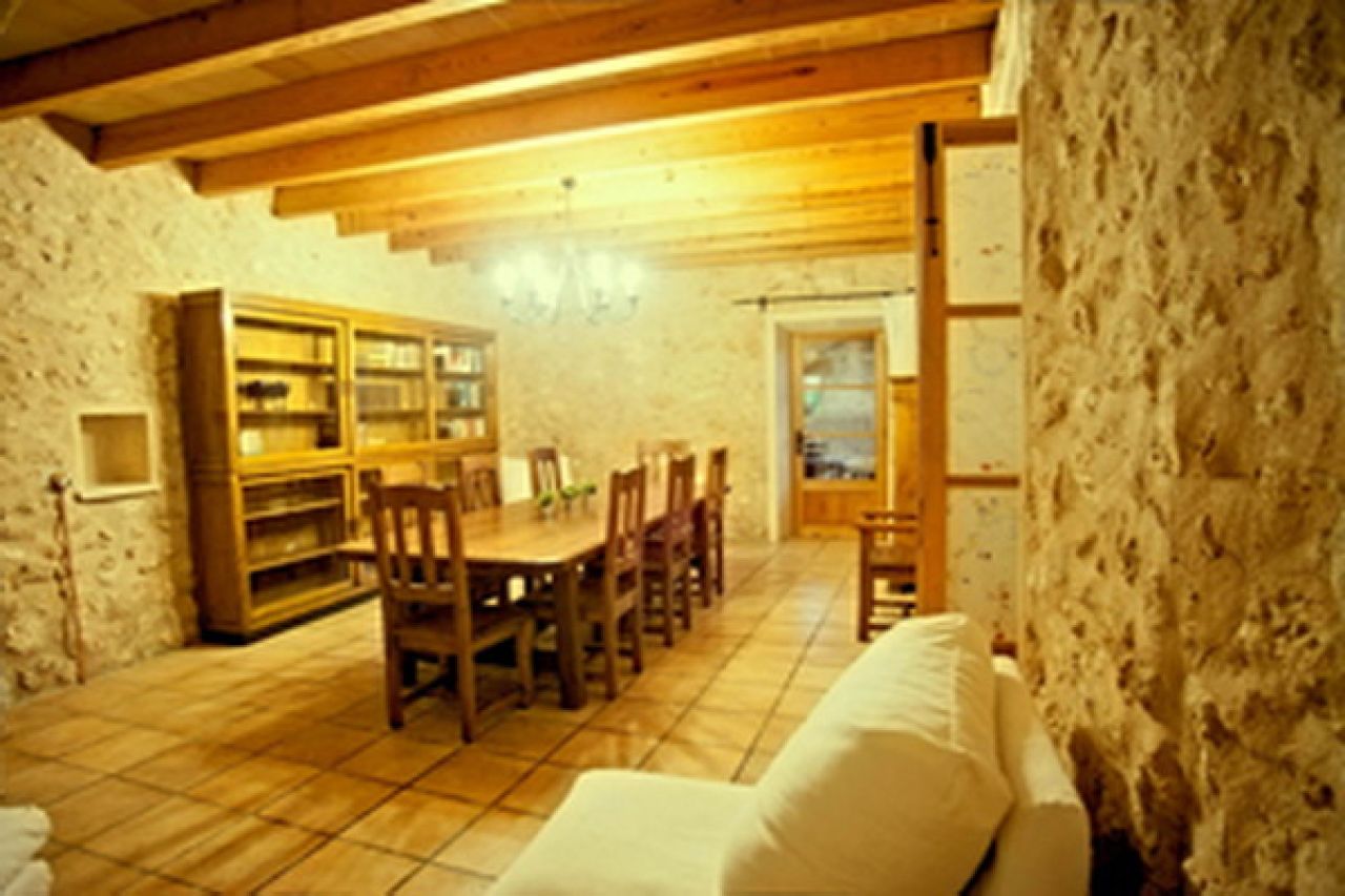 Enorme casa de pueblo con piscina y patio junto a Campos en una agrupación de viviendas - DH 24